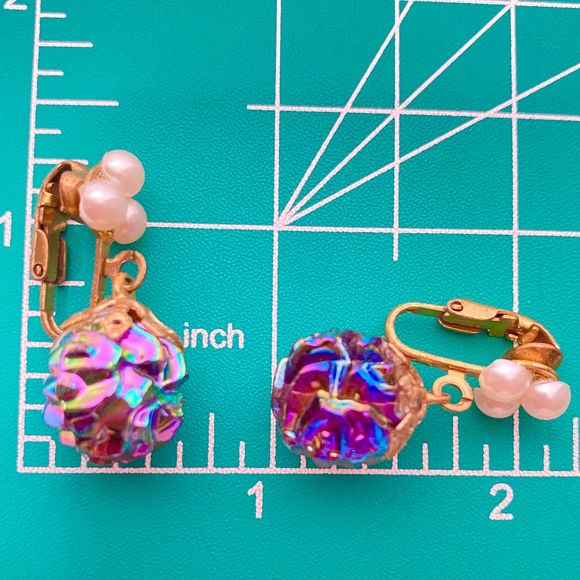 Dangle Drop Earrings Aurora Borealis Pinecomb Balls 3 Faux Pearl Cluster Clip On - Picture 8 of 8